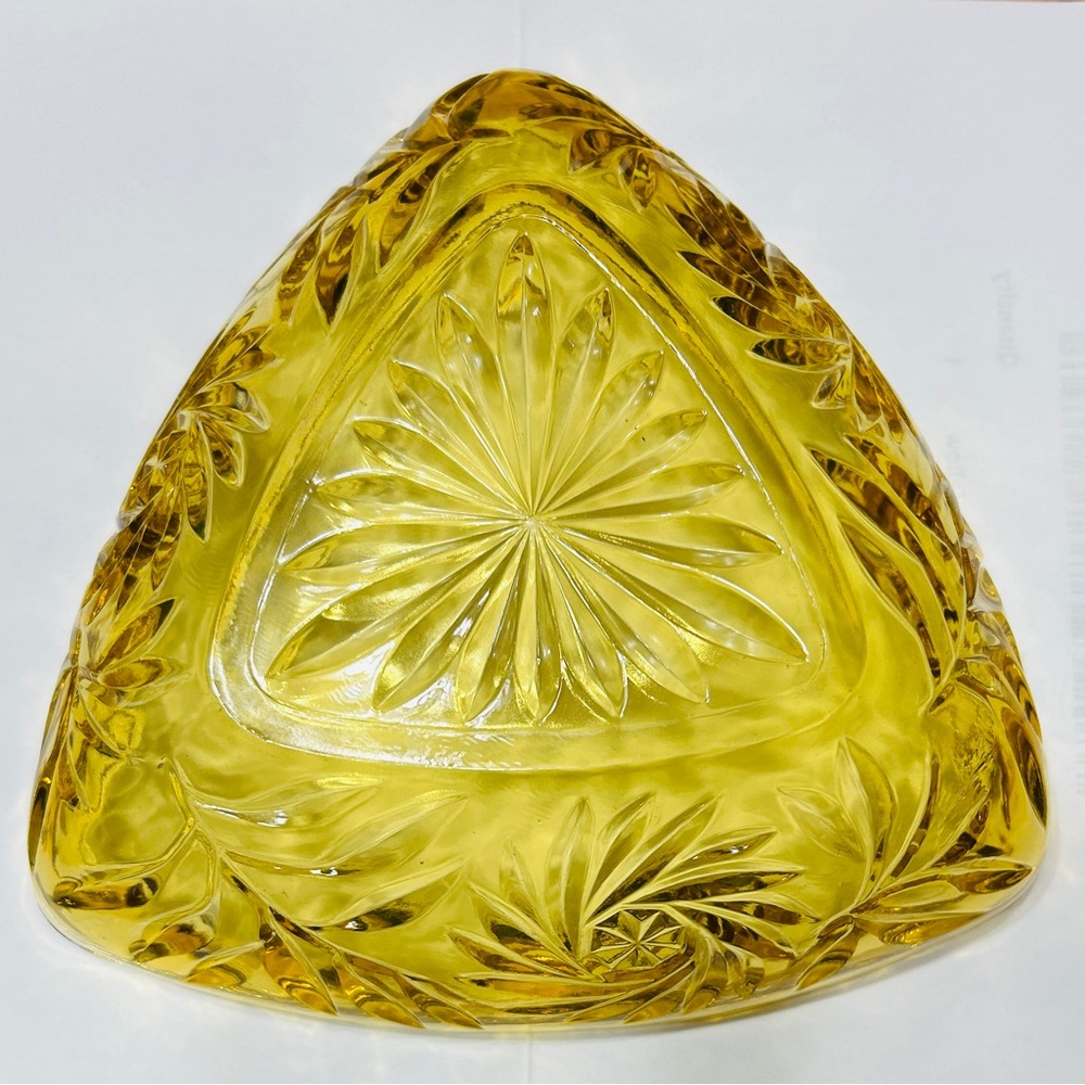 Vintage candy dish, triangular, pinwheel design. Amber color, domed lid w finial - Picture 3 of 5